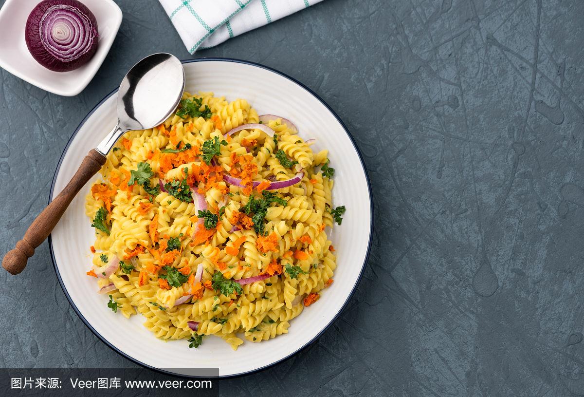 如何在香草鸡肉意大利面中加入蔬菜